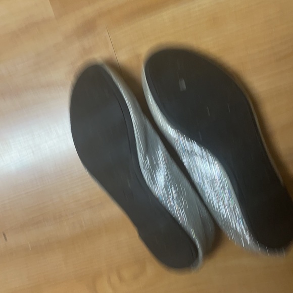 Cherokee Size 5 Silver slippers Very little signs of wear - Picture 3 of 5
